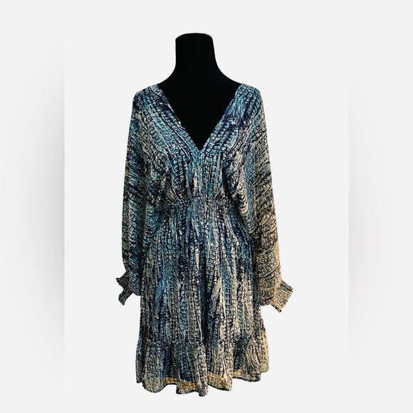 LOVESTITCH
Feather Print Split Sleeve Mini Dress - Picture 5 of 9